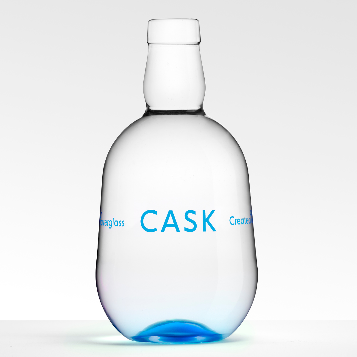 Exemple de personnalisation sur une bouteille CASK 70 cl, avec une sérigraphie bleu et un laquage partiel bleu sur le fond.