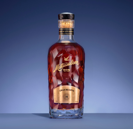 Bouteille en verre de rhum premium Matusalem Gran Reserva 23 ans par Casa Cuervo, avec une texture de verre sculptée, sérigraphie haute précision et marquage émail à l'or véritable.