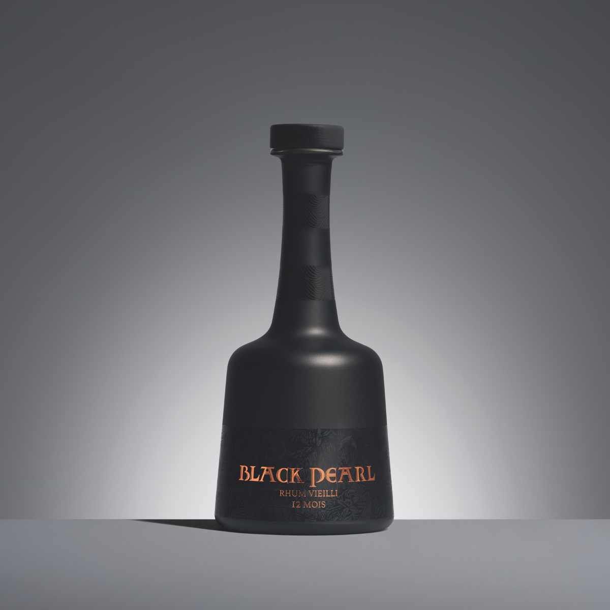 Bouteille de forme carafe, corps bulbeux et col conique allongé 70cl. Design Spécifique. Pour Spiritueux. Bague Plate. Verre Extra-Blanc. Revêtement noir opaque et décor Art&amp;Touch métallisé or.