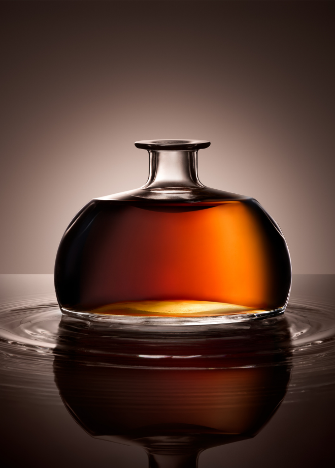 Carafe à spiritueux 70cl, corps bombé et trapu avec épaulement doux, large semelle épaisse, pour spiritueux, bague Plate, teinte Extra-Blanc.